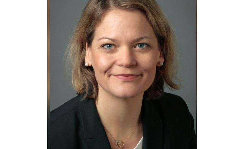 Yvonne Ruf ist Partner bei Roland Berger. Die politische Ökonomin verantwortet Projekte im Bereich der Infrastrukturplanung, Finanzierung und Entwicklung. Die Anpassung der Industrie an die Energiewende sowie alternative Antriebe im Transportsektor gehören ebenfalls zu ihren Themenfeldern. Yvonne ist Gründungsmitglied des unternehmensinternen LGBT-Netzwerks "Just Be" und setzt sich für die Förderung von Frauen in der Wirtschaft ein. Sie lebt mit ihrer Familie in Köln.
