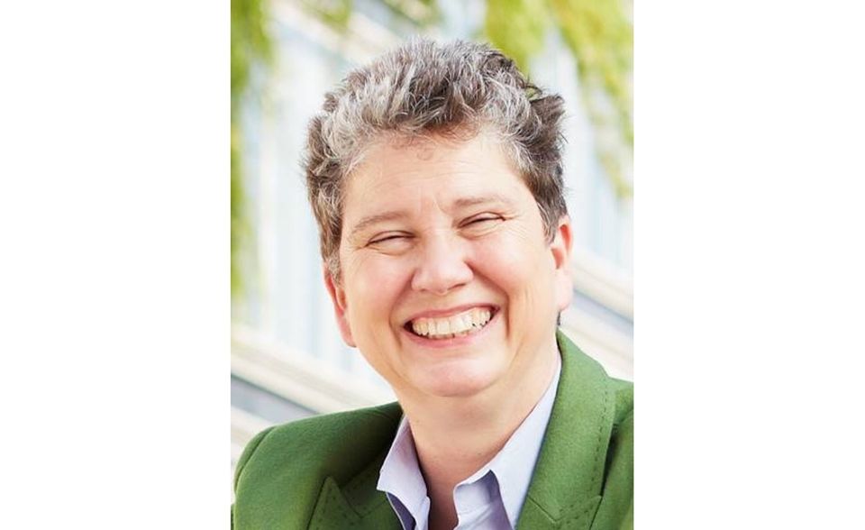 Juliane Kronen studierte BWL in Köln und Missouri. Von 1994-2010 arbeitete sie als Unternehmensberaterin bei BCG, davon acht Jahre als Partnerin undveranwortlich für die "Women‘s Initiative" in Europa. Seit 2010 Trustee der Right Livelihood Award Foundation in Stockholm und Mitglied der Jury für alternative Nobelpreisträger, bei Wirtschaftsweiber und FidAR. 2011 gründete sie die gemeinnützige innatura, die fabrikneue Sachspenden bedarfsgerecht in den sozialen Sektor verteilt.. Seit 2017 ist sie zudemschwedische Honorarkonsulin für NRW.