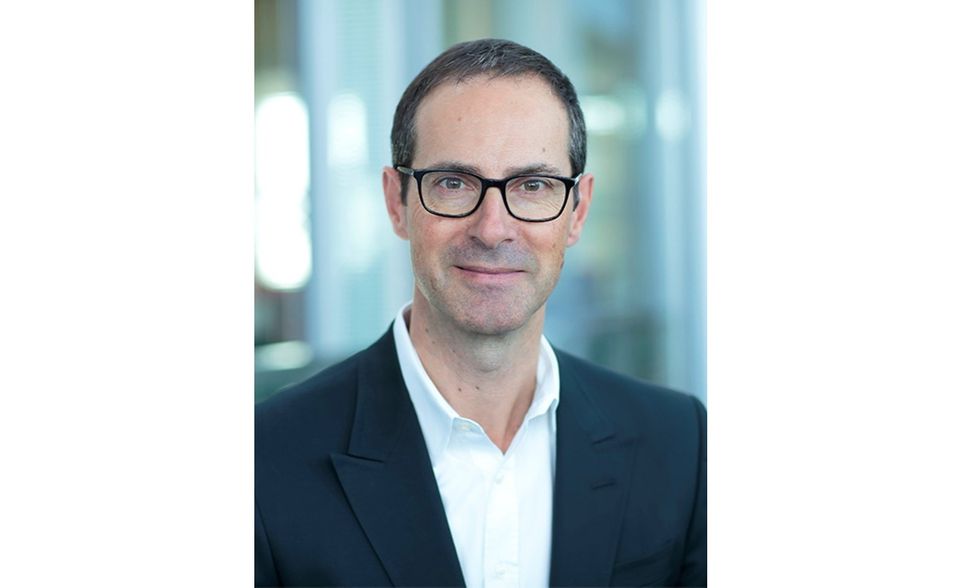 Nach Abschluss seines Mathematikstudiums beginnt Vaughan Price seine Karriere 1985 bei PwC in London. Nach sechs Jahren wechselte er als Wirtschaftsprüfer nach München, wo er 1998 in die PwC Partnerschaft aufgenommen wird. Price ist Assurance Inbound Leader bei PwC Deutschland sowie des UK-German Business Networks. Außerdem ist er Mitglied im PwC Global LGBT+ Board sowie Partnersponsor des LGBT+ Netzwerks (Shine) und im regionalen Komitee der British Chamber of Commerce in Germany.