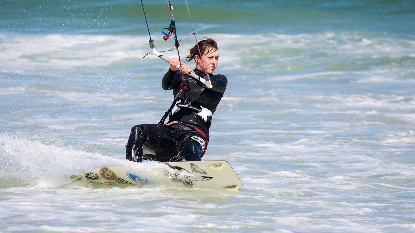 So extravagant wie Kitesurfen muss es nicht sein: Auch Übungen zuhause erfüllen ihren Zweck.