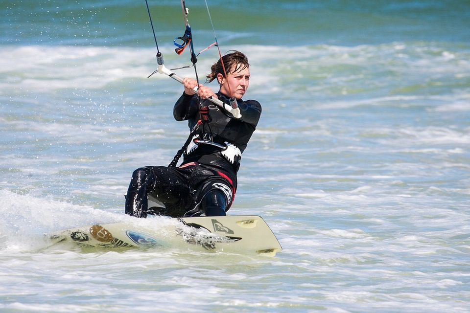 So extravagant wie Kitesurfen muss es nicht sein: Auch Übungen zuhause erfüllen ihren Zweck.