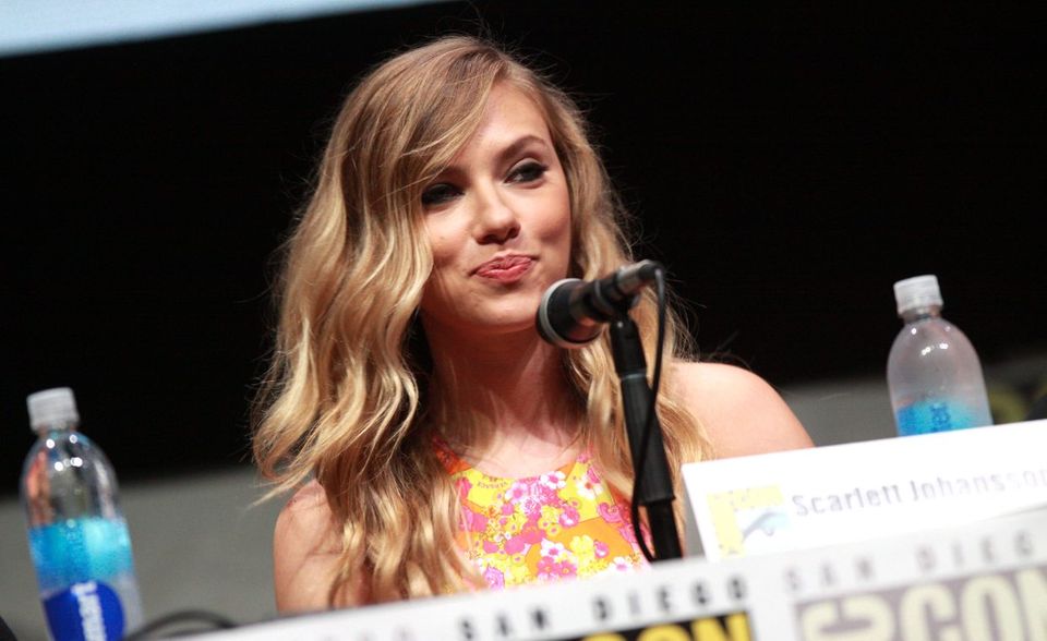 Scarlett Johansson baut ihren Status als bestbezahlte Schauspielerin in Hollywood aus. 2018 kam sie in der „Forbes“-Liste auf Jahreseinnahmen von 40,5 Millionen Dollar. 2019 waren es bereits 56 Millionen Dollar. Dafür sorgte zum einen der geplante Solo-Film zu Johanssons Avengers-Heldin Black Widow. Die Schauspielerin bewies laut „Forbes“ aber auch Verhandlungsgeschick und soll fünf Prozent des Gewinns am Blockbuster „Avengers: Endgame“ erhalten haben.