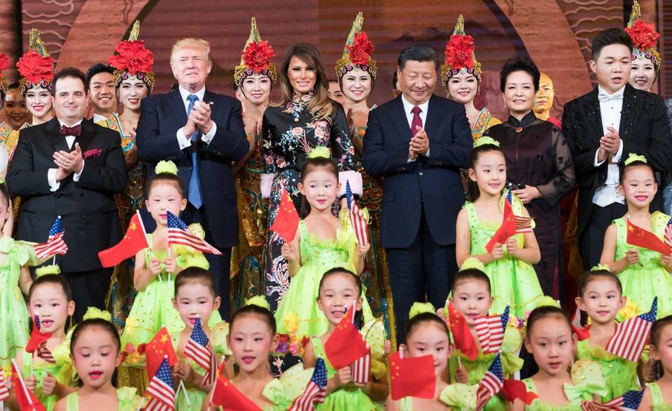 Der Anfang der „Neuen Seidenstraße“ fiel beinahe unter den Tisch. Der chinesische Staats- und Parteichef Xi Jinping hielt im September 2013 in Kasachstan eine Rede. Darin beschwor er den Mythos der Seidenstraße herauf. Der Verweis erregte damals kaum Aufsehen. Aber in den folgenden Jahren und im sich zuspitzenden Handelskrieg mit den USA wurde klar: China macht die „Neue Seidenstraße“ zum Zentrum der neuen Außenpolitik.