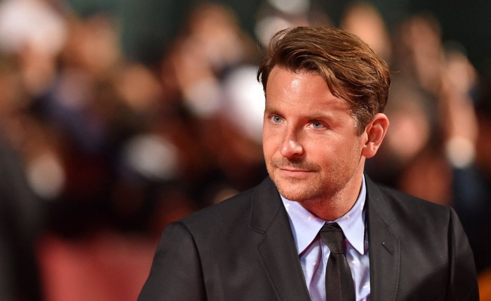 ... Bradley Cooper. Der ist zwar als Stimme des griesgrämigen Waschbären Rocket Teil des Avengers-Universums. Dieser Job machte laut „Forbes“ aber nur ungefähr ein Zehntel der Jahreseinnahmen von 57 Millionen Dollar aus. 70 Prozent habe Cooper mit seinem Regieprojekt „A Star is Born“ mit Lady Gaga verdient.