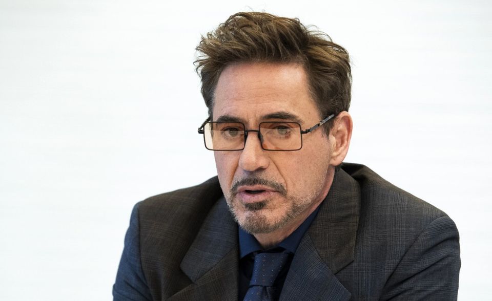 Robert Downey Jr. hat sich zwar mit „Avengers: Endgame“ von Marvel verabschiedet. Aber die Rolle als Iron Man zahlt sich weiterhin für den Schauspieler aus. Er ist laut „Forbes“ mit stolzen acht Prozent an dem Gewinn des letzten Blockbusters beteiligt. Das Jahresgehalt von 66 Millionen Dollar fiel zwar deutlich geringer als im Vorjahr aus (81 Millionen Dollar). Dennoch reichte es für Downey Jr. erneut für Rang drei. Denn 2018 hatte ein Ausreißer an der Spitze die Bestenliste etwas verfälscht.