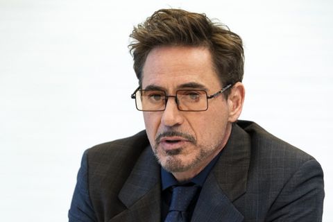 Robert Downey Jr. hat sich zwar mit „Avengers: Endgame“ von Marvel verabschiedet. Aber die Rolle als Iron Man zahlt sich weiterhin für den Schauspieler aus. Er ist laut „Forbes“ mit stolzen acht Prozent an dem Gewinn des letzten Blockbusters beteiligt. Das Jahresgehalt von 66 Millionen Dollar fiel zwar deutlich geringer als im Vorjahr aus (81 Millionen Dollar). Dennoch reichte es für Downey Jr. erneut für Rang drei. Denn 2018 hatte ein Ausreißer an der Spitze die Bestenliste etwas verfälscht.