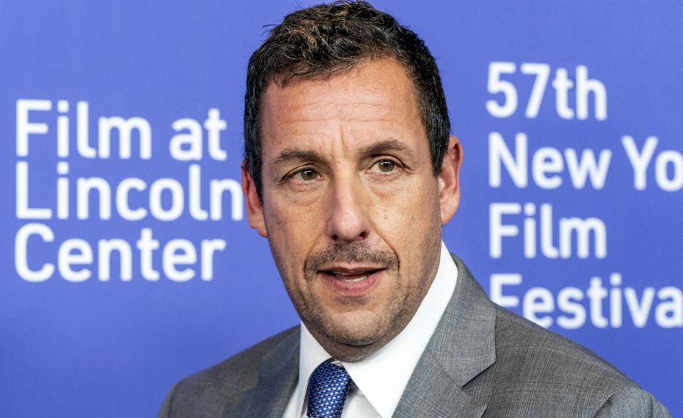Adam Sandler ist einer der wenigen Schauspieler dieser Bestenliste, die (noch) nicht Teil der Marvel-Maschinerie sind. Dafür hat der Komiker einen lukrativen Deal beim Streamingdienst Netflix an Land gezogen. Für ihn ging es drei Plätze nach oben. Sandler teilt sich den sechsten Rang mit ...