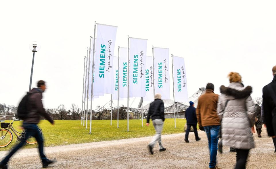 Siemens-Aktionäre hatten es in den vergangenen fünf Jahren nicht leicht: Der Kurs kommt nicht vom Fleck, stieg erst auf 130 Euro und fiel wieder auf unter 100 Euro, also sein Ausgangs­niveau. Trotzdem hat es sich gelohnt, an dem Münchner Dax-Wert festzuhalten: Siemens schafft seit 25 Jahren pro Jahr im Schnitt mehr als acht Prozent Gesamtrendite – und hat es als einziger deutscher Konzern bislang in alle vier Top-50-Listen der Aktien fürs Leben von Capital geschafft. Jetzt muss nur noch der Wandel zum stärker technologisch orientierten Konzern gelingen, die Analysten glauben jedenfalls daran.