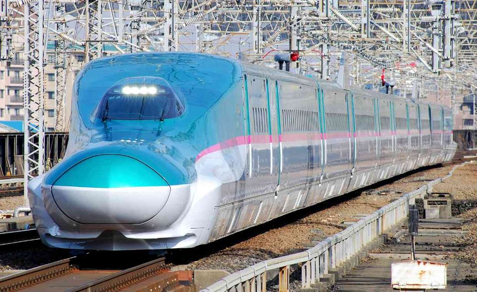 In Deutschland gilt der lang geplante, aber abgesagte Börsengang der Deutschen Bahn als Grundübel für das Chaos auf hiesigen Schienen. Dabei zeigt ausgerechnet die East Japan Railway: Börsennotierte Bahnkonzerne können auch ganz anders. Die Züge von East Japan Railway – die etwa Personen­züge in Tokio betreibt – kommen in der Regel auf die Sekunde genau an, längere Verspätungen werden in Japan schnell zum Skandal. Bei einem prognostizierten Gewinnwachstum von drei Prozent sind zwar keine rasanten Kurszuwächse drin, dafür kommt aber auch die Dividende pünktlich.