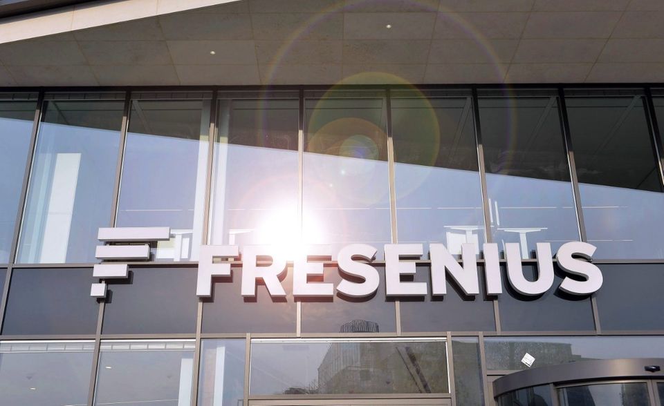 Fresenius ist ein rares Phänomen am deutschen Aktienmarkt: Der Konzern aus dem Taunusstädtchen Bad Homburg vor der Höhe bei Frankfurt zahlt nicht nur seit Jahrzehnten eine Dividende, er hat sie auch 26 Jahre in Folge immer erhöht. Der Grund dafür ist das solide Geschäftsmodell. So stellt der Dax-Konzern etwa Infusionen her und betreibt über seine Tochter Helios Krankenhäuser, darunter 86 hierzulande. Gemessen am prognostizierten Gewinnwachstum von sieben Prozent pro Jahr ist Fresenius mit einem momentanen Kurs-Gewinn-Verhältnis von 13 vergleichsweise günstig bewertet.
