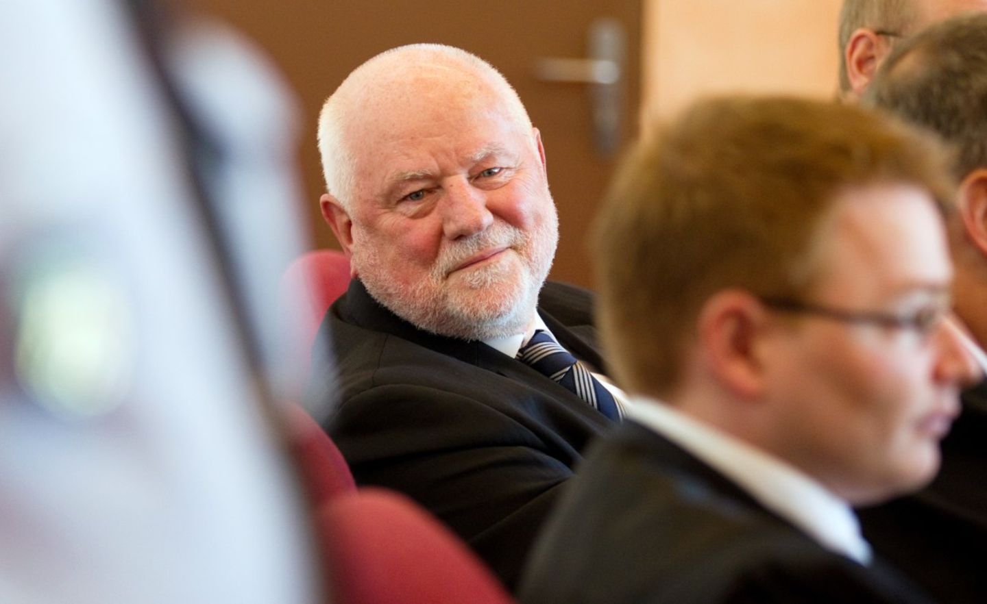 "Möbelkönig" Rolf Demuth (l.) im Jahr 2011 vor Gericht