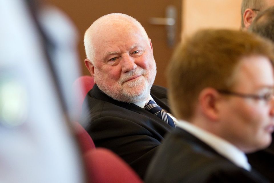 "Möbelkönig" Rolf Demuth (l.) im Jahr 2011 vor Gericht
