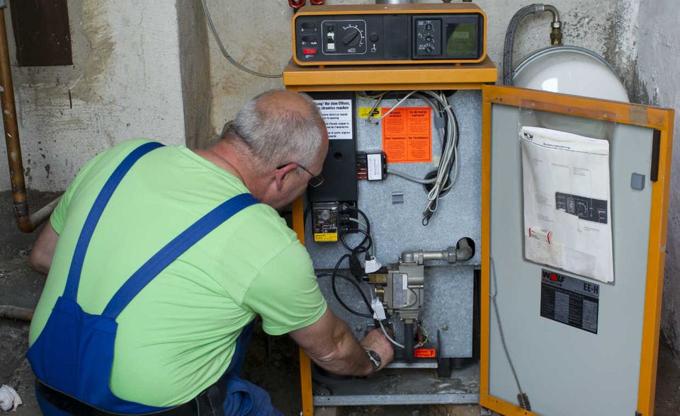 „Energiebedingte Emissionen“ sind mit weitem Abstand für die meisten Treibhausgase in Deutschland verantwortlich: 727,6 von 856,6 Millionen Tonnen. Der Oberbereich verteilt sich auf mehrere Säulen. Eine davon firmiert unter der Bezeichnung „übrige Feuerungsanlagen“. Damit sind vor allem Heizungen gemeint. Durch sie wurden 2018 rund 123,6 Millionen Tonnen Treibhausgase freigesetzt, nahezu ausschließlich CO2. Der größte Anteil (82,3 Millionen Tonnen) entfiel auf die Wärmeerzeugung in privaten Haushalten. Die konnten mit minus 11,4 Prozent den größten Rückgang vorweisen.