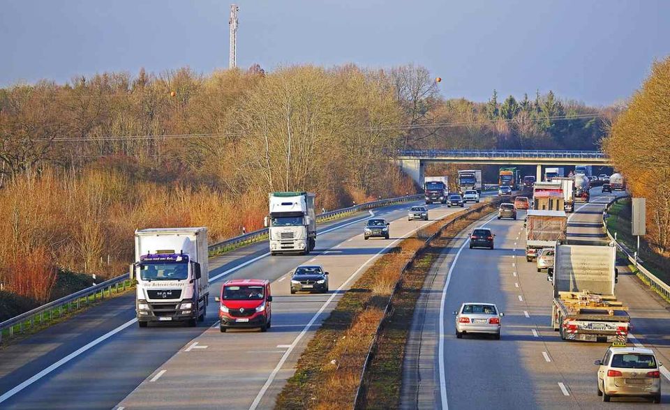 Der Verkehr liegt auf Platz zwei der größten CO2-Verursacher in Deutschland. Die Bilanz 2018 belief sich auf 163,0 Millionen Tonnen Treibhausgase, 161,3 Millionen Tonnen davon CO2. Das waren laut dem Umweltbundesamt 2,9 Prozent weniger als 2017.