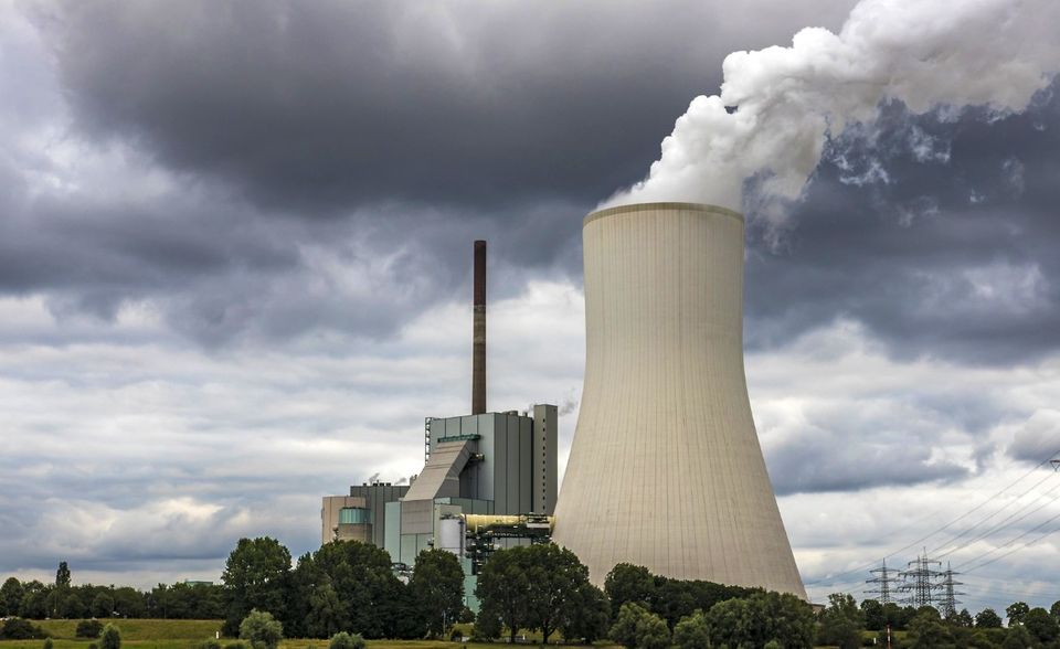 Die Energiewirtschaft setzt mit Abstand das meiste CO2 frei. Die Branche kam 2018 auf 299,3 Millionen Tonnen an Treibhausgasen (710 Millionen Tonnen davon CO2). Das entsprach rund 41 Prozent der gesamten Menge. Der Rückgang lag bei 4,5 Prozent.