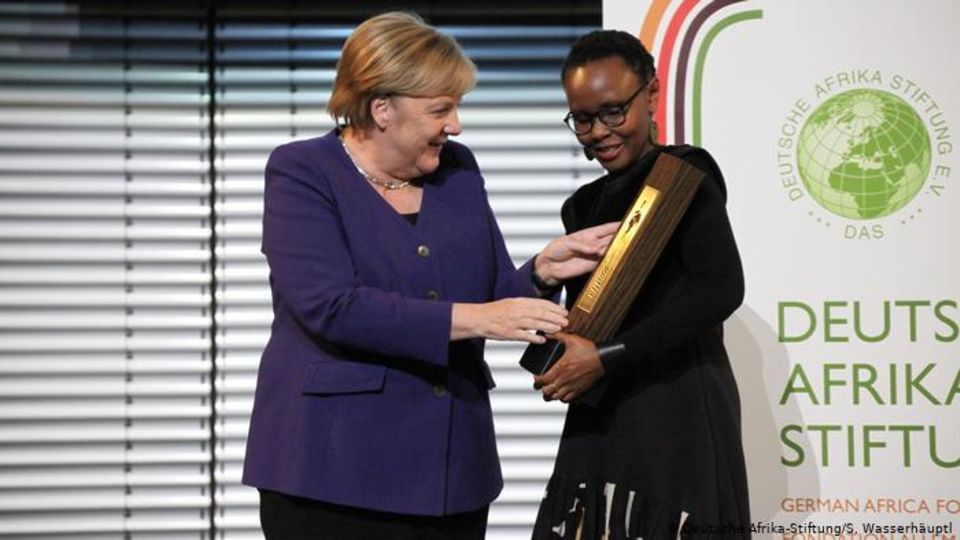Spotlight auf Afrikas Hightech-Szene: Bundeskanzlerin Angela Merkel vergibt den Deutschen Afrika-Preis 2019 an die Gründerin Juliana Rotich.