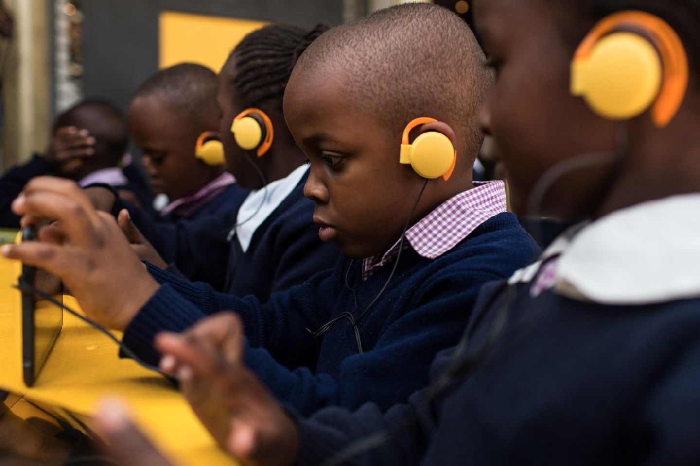Schulkinder mit Kopfhörern und Tablets in Kenia. Lange galt Afrika als Waisenkind, was den Internet-Zugang angeht. Doch der Kontinent holt kräftig auf.