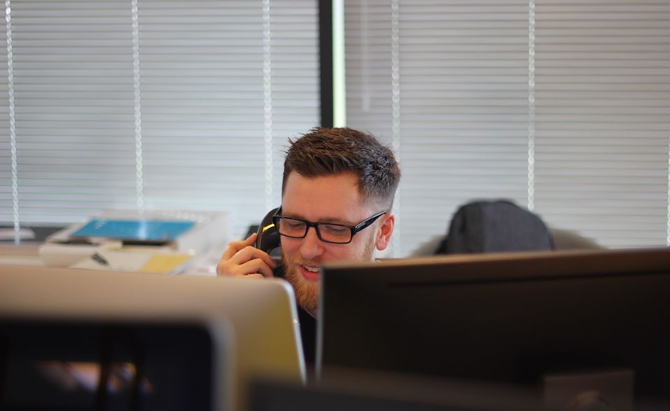 Die Arbeit im Callcenter kann sich finanziell für Studenten lohnen. Stellen mit der Bezeichnung „Callcenter Agent (Outbound)“ brachten im Durchschnitt bei Studitemps 11,70 Euro pro Stunde. Damit sind Mitarbeiter gemeint, die Kunden anrufen, um ihnen Produkte oder Dienstleistungen anzubieten. Übrigens: Der gesetzliche Mindestlohn liegt ab Januar 2020 bei 9,35 Euro. Er gilt nicht für Auszubildende oder Praktikanten.