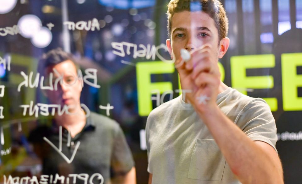 Mit Stundensätzen zwischen 10 und 15 Euro liegt Marketing unter den bestbezahlten Studentenjobs auf Platz sieben. Durchschnittlich 12,10 Euro können Studenten hier verdienen.