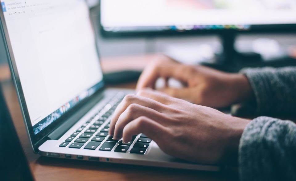 Wer als Student besonders gut verdienen möchte, sollte sich als Software-Tester versuchen. 15 Euro Stundenlohn wurden bei Studitemps durchschnittlich gezahlt.