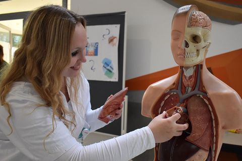 Seine künftigen Nachwuchskräfte bewirbt das Klinikum in Dortmund mit Musikvideos und tanzenden Ärzten und Pflegern