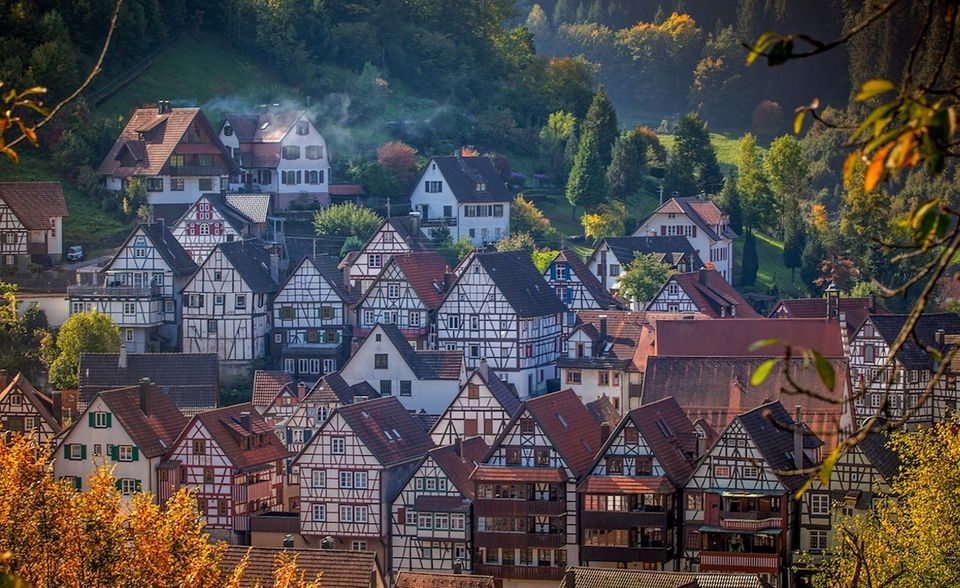 Deutschland zählt nach Ansicht des Weltwirtschaftsforums zu den aus Umweltsicht nachhaltigsten Reiseländern weltweit. Die Bundesrepublik erzielte in dieser Kategorie unter 140 Ländern und Territorien den neunten Platz (5,3 Punkte). Im Gesamt-Ranking der besten Reiseländer 2019 belegte Deutschland übrigens Platz drei. Spitzenreiter Spanien schaffte es beim Umweltschutz nicht in die Top 10.