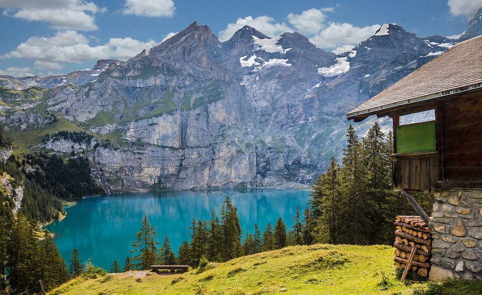 Nirgendwo auf der Welt wird nachhaltiger Tourismus so konsequent umgesetzt wie in der Schweiz. Zu diesem Ergebnis kommt das Weltwirtschaftsforum in seinem aktuellen Tourismusbericht. Die Schweiz liegt mit sechs Punkten in der Kategorie „Nachhaltigkeit“ vor der Konkurrenz, ist allerdings noch deutlich von der vollen Punktzahl entfernt. In Sachen Umweltschutz ist Europa nach Ansicht der Experten weltweit führend. Als erstes Land außerhalb des Kontinents schaffte es Kanada auf Platz 16.