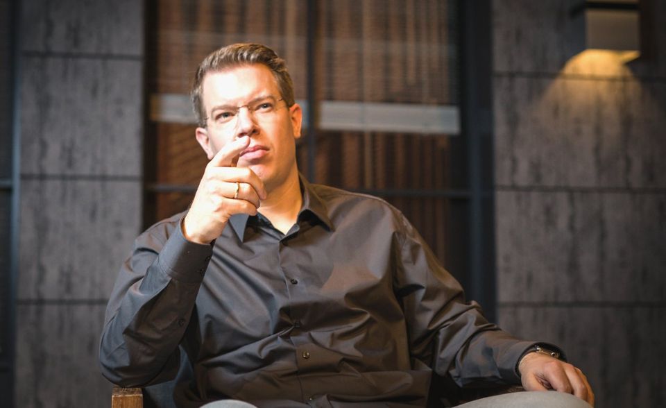 Der Tech-Investor ist seit der TV-Sendung „Die Höhle der Löwen“ einem breiten Publikum bekannt. Doch schon lange bevor er dort an der Seite von Judith Williams und Carsten Maschmeyer als Investor auftrat, war Thelen unternehmerisch aktiv. Mit gerade mal 18 gründete er sein erstes Start-up Softer Solutions. Es folgten zahlreiche weitere Gründungen. Zudem hat Thelen mit seiner Beteiligungsgesellschaft E42 in bekannte Start-ups wie Kaufda und die Taxi-App My Taxi investiert.