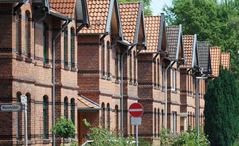 In Niedersachsen fällt der Aufschlag für neue Mietverträge zwar hoch aus. Das Mietniveau ist aber vergleichsweise moderat. Nettokaltmietern pro Quadratmeter kosten in dem Bundesland im Durchschnitt sechs Euro. Für Mietverträge ab 2015 werden 6,60 Euro fällt. Damit liegt Niedersachsen bei den Neumieten vor dem Saarland und Mecklenburg-Vorpommern (jeweils 6,50 Euro).