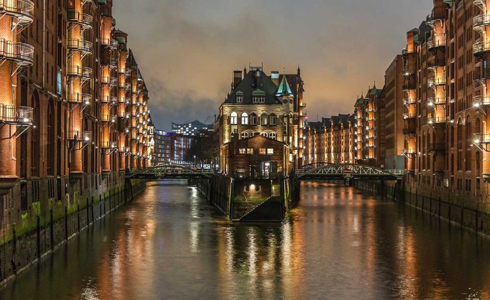 Wer seit 2015 in Hamburg eine Mietwohnung bezogen hat, bezahlt das teuer. Exorbitante 10,30 Euro werden für neue Mietverträge in der Hansestadt fällig. Das ist ein Euro mehr als beim Zweitplatzierten Bayern. Mieter müssen im Durchschnitt 31,4 Prozent ihres Einkommens für die Wohnung aufwenden. Auch hier führt Hamburg ein trauriges Spitzendasein (der deutschlandweite Wert liegt bei 28,6 Prozent für Neumieter). Kaum besser sieht es für Hamburger mit alten Mietverträgen aus. Der Durchschnitt liegt in Hamburg bei 9,10 Euro – 2,20 Euro mehr als der deutschlandweite Wert. Am günstigsten sind Mieten – alt und neu – in Sachsen-Anhalt mit 5,70 beziehungsweise 5,30 Euro.