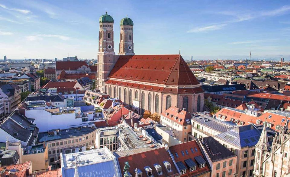 In weiten Teilen Bayerns wird Wohnen zum Luxus. Bereits der allgemeine Mietendurchschnitt liegt mit 8,20 Euro 50 Cent über dem bundesweiten Mittelwert für neue Mietverträge. Bei denen sieht es in Bayern noch düsterer aus. Stolze 9,30 Euro pro Quadratmeter zahlen Menschen, die ab 2015 eine Wohnung bezogen haben. Aber selbst davon können Mieter im Spitzenreiter der Statistik nur träumen.
