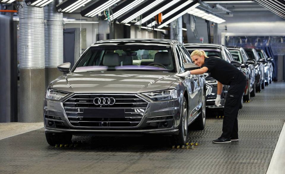 Nur zwei Automobilkonzerne haben es in die Top 20 von Glassdoor geschafft. Den Anfang macht Audi auf Platz sechs mit einem Grundgehalt-Mittelwert von 75.927 Euro. Ein vollzeitbeschäftigter Arbeitnehmer verdiente in Deutschland laut Statistischem Bundesamt 2018 übrigens durchschnittlich 46.560 Euro. Allerdings lassen sich Durchschnittswert und Median nicht direkt vergleichen.