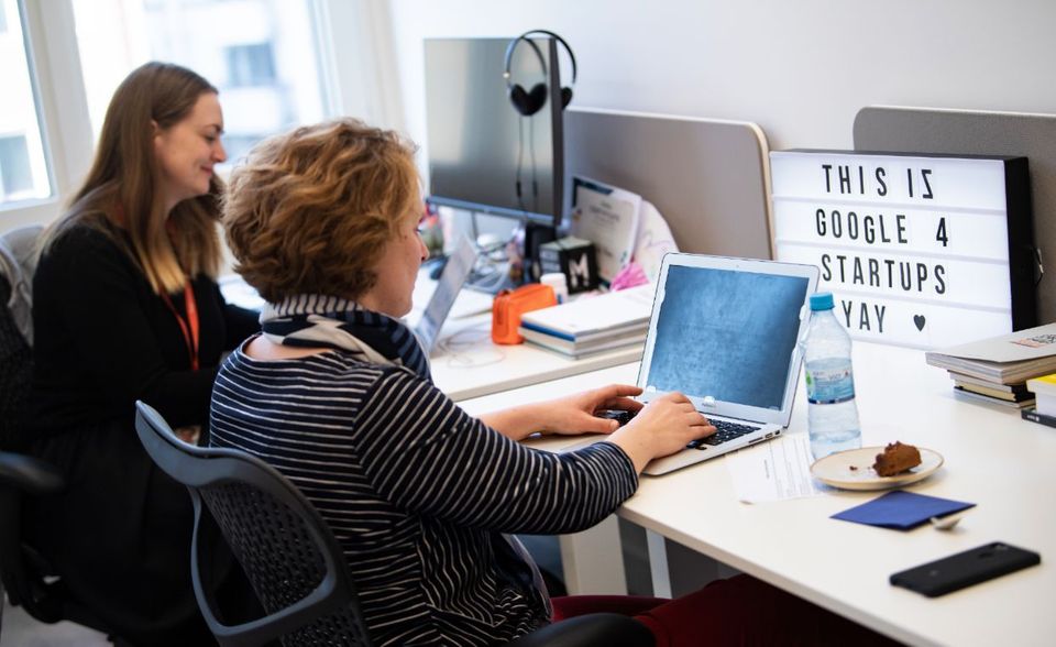 4 Google Google belegt mit einem Bruttogrundgehalt von 81.522 Euro Platz vier. In den USA kommt der Software-Riese auf den fünften Rang. Allerdings werden dort ganz andere Löhne gezahlt als in Deutschland. Glassdoor ermittelte in den USA für Google einen Medianwert von 161.254 US-Dollar (rund 144.435 Euro).