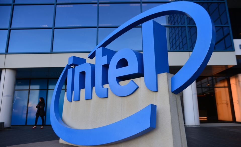 Der Chiphersteller Intel lockt deutsche Fachkräfte mit einem der höchsten Grundgehälter aller Branchen. Die Gehaltsinformationen auf Glassdoor ergaben einen Mittelwert von 84.436 Euro. Das waren aber immer noch 9000 Euro weniger als beim Spitzenreiter.