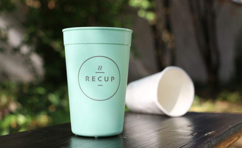 Recup will den beliebten Coffee-to-go so nachhaltig wie möglich gestalten. 2016 haben die beiden Gründer Florian Pachaly und Fabian Eckert ein ressourcenschonendes Mehrweg-Pfandsystem entwickelt. Seither konnte das Team von Recup zahlreiche Kunden, Cafébesitzer und sogar Supermarktketten, darunter Alnatura, Basic und Bio Company, für ihr Geschäftsmodell gewinnen. Nach eigenen Angaben ersetzt bereits ein Recup ungefähr 500 Einwegbecher und leistet somit einen wertvollen Beitrag zur Verminderung des Einwegmülls. Das Münchner Start-up finanziert sich über eine kostenneutrale Systemnutzungsgebühr der teilnehmenden Partnerläden.