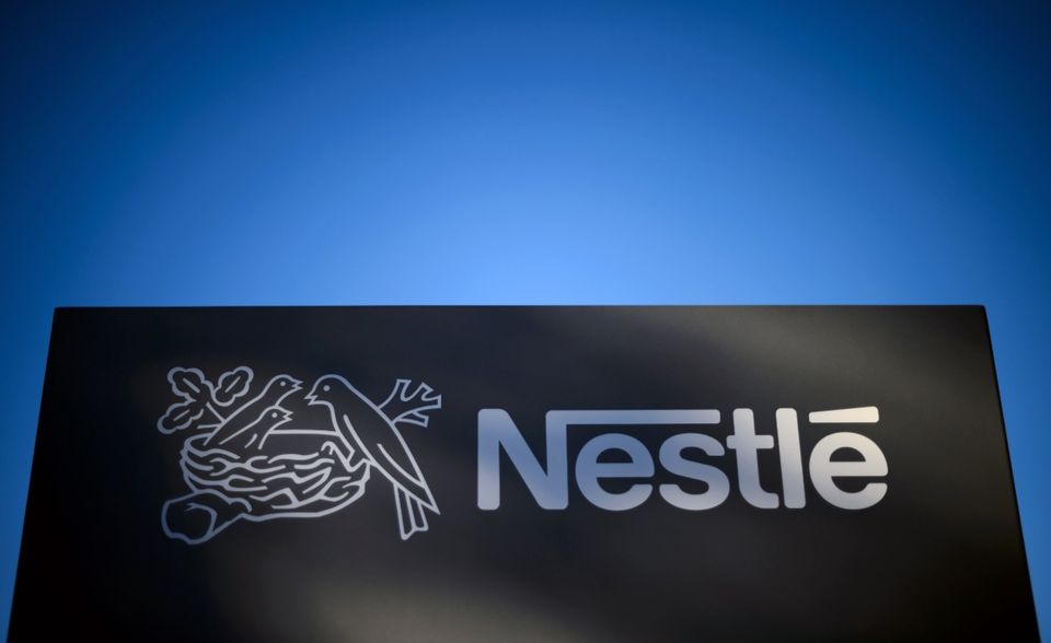 Unter Europas Top-Konzernen konnte nur Nestlé in der „Global 2000“-Liste von „Forbes“ einige Ränge nach oben klettern. Der Schweizer Lebensmittelgigant belegt weltweit Platz 42 der größten Konzerne. In Europa reicht es für den zehnten Rang. Der Aktienpreis stieg den Angaben zufolge im vergangenen Jahr um stolze 29 Prozent. Ein Grund war laut „Forbes“ ein milliardenschwerer Lizenzdeal mit Starbucks.