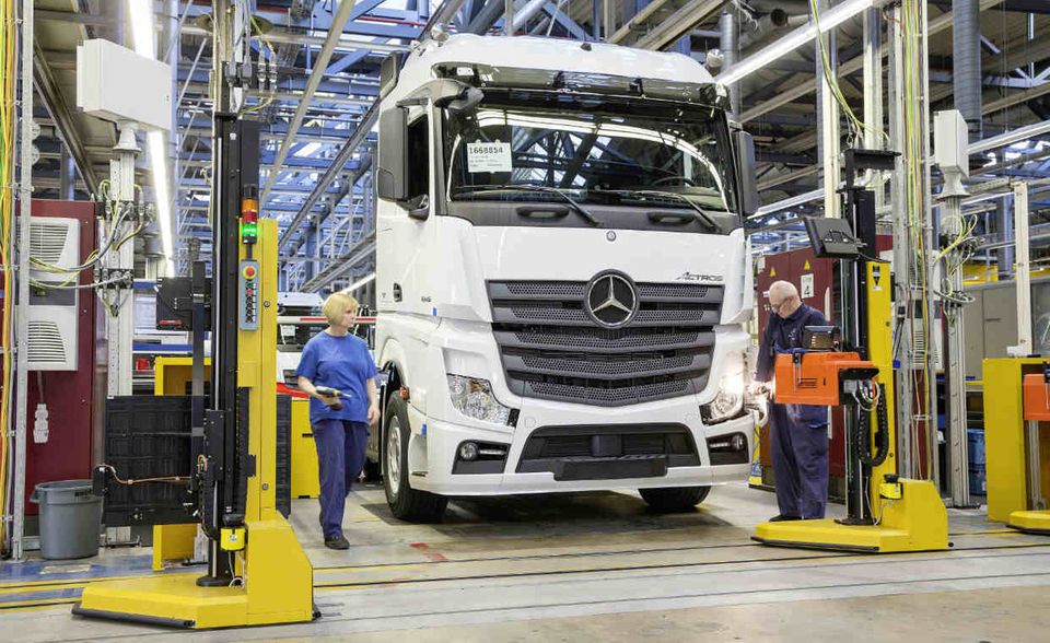 Drei deutsche Konzerne haben es in die europäische Top 10 geschafft. Den Anfang macht Daimler auf Platz neun. Weltweit belegt der Autobauer Platz 37. „Forbes“ bezifferte den Marktwert auf 71,3 Milliarden US-Dollar.
