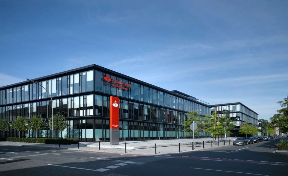 Der nächste Platz geht ebenfalls an ein Bankhaus. Der spanische Konzern Santander (Umsatz: 89,5 Mrd Dollar, Marktwert: 84,1 Mrd. Dollar) kommt im europäischen „Forbes“-Ranking auf Platz sieben, weltweit ist es Platz 30.