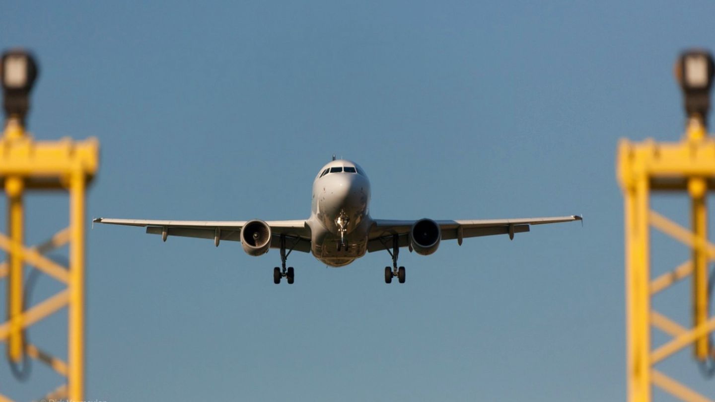 CO2-Ausstoß beim Flugzeug: So viel Emissionen verursachen