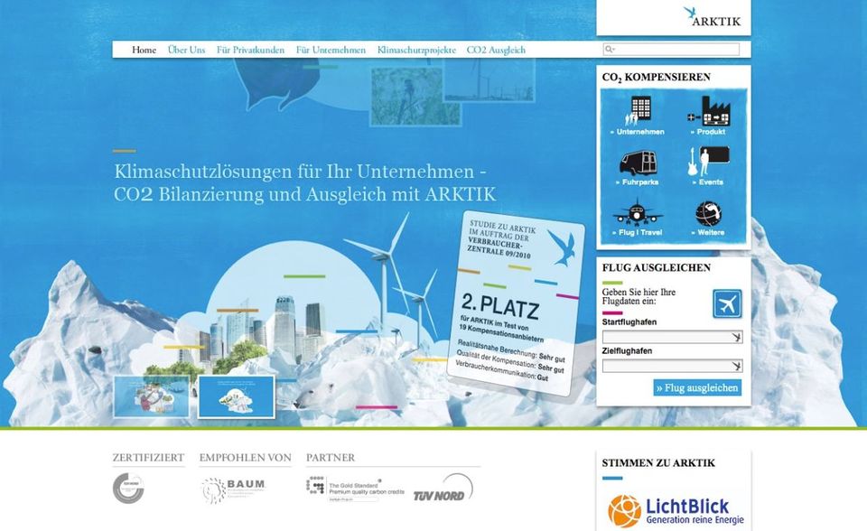 Arktik (arktik.de) ist nicht gemeinnützig und bietet Unternehmen und Privatkunden einen CO₂-Ausgleich an – unter anderem per „Klimavignette“, mit der Autofahrer ihre Emissionen neutralisieren können.
 
 Projekte:
 
 Das Unternehmen betreibt Klimaschutzprojekte nicht selbst, sondern kauft Zertifikate von anderen Projekten an. Dazu gehören Windparks in Taiwan, Biogasanlagen in Indien oder Solarkocher in China.
 
 Qualität und Transparenz:
 
 Nach eigenen Angaben erfüllen die Klimaprojekte die Richtlinien des Gold Standards – unter der Kontrolle des TÜV Nord. Was mit Kompensationen genau geschieht, erklärt die Website allerdings nicht en détail.
 
 Kompensationspreis pro Tonne CO₂: 15,00 Euro
 
 Business-Flug nach New York (1) err. CO₂-Ausstoß in Tonnen: 8,93
 
 Gesamtkosten für New York: 133,92 Euro
 
 Economy-Flug auf die Kanaren (2) err. CO₂-Ausstoß in Tonnen: 1,70
 
 Gesamtkosten für die Kanaren: 25,56 Euro
 
 Kompensation steuerlich absetzbar? Nein