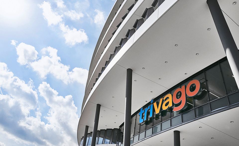 Trivago Das Düsseldorfer Unternehmen Trivago, erzählt eine Start-up-Geschichte wie aus dem Bilderbuch. 2005 von drei Studienfreunden gegründet, mit einer Garage als Büro und mit 1,4 Mio. Euro Startkapital hat sich Trivago zu einem beeindruckenden Unternehmen im Wert von rund 8 Mrd. Euro entwickelt. Mit Hilfe von künstlicher Intelligenz analysiert Trivago Daten von 2,5 Millionen Hotels und alternativen Unterkünften in rund 190 Ländern, um das Verhalten von Reisenden zu verstehen. Die Umsätze werden durch die CPC-Kooperation mit anderen Plattformen generiert. Diese zahlen, wenn ein Nutzer auf einen beworbenen Tarif klickt und dann auf die Website des Werbetreibenden weitergeleitet wird, um die Buchung abzuschließen. Von Deutschland aus erschloss Trivago mehr als 50 weitere globale Märkte.
