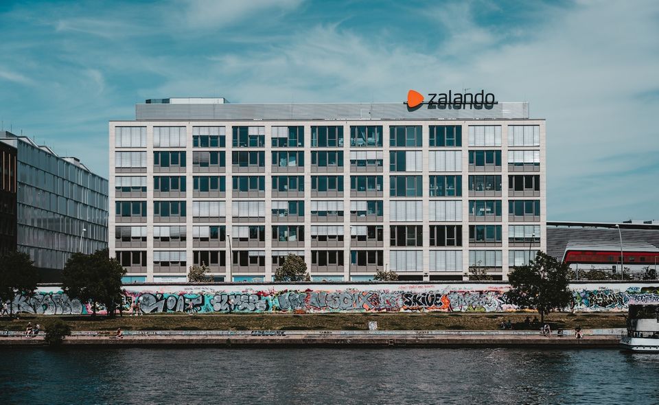 Zalando gilt als deutsches Vorzeigeunternehmen. Die Online-Plattform für Mode und Lifestyle besetzt die europäische Spitze und ging im Herbst 2014 an die Börse. Laut des letzten Quartalsberichtes konnte Zalando seine Kundenbasis auf 29,5 Millionen aktive Kunden ausbauen (plus 17,5 Prozent im Vergleich zum Vorjahr). Der Umsatz des Unternehmens stieg um über 25 Prozent auf 1,5 Mrd. Euro. Ab sofort setzt Zalando auf eine neue Nachhaltigkeitsstrategie: Das Unternehmen will das eigene Geschäft, den Versand und Rückversand klimaneutral gestalten und erweitert das Sortiment mit nachhaltiger Mode.