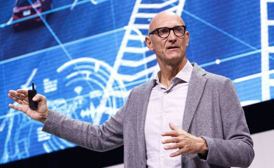 Timotheus Höttges ist seit 2014 Vorstandsvorsitzender der Telekom. In den Aufsichtsräten von Henkel und dem FC Bayern München ist er ebenfalls vertreten. Der CEO spricht sich für einen Ausbau der digitalen Infrastruktur aus. Bis 2025 will die Telekom 90 Prozent der Fläche Deutschlands mit 5G versorgen.