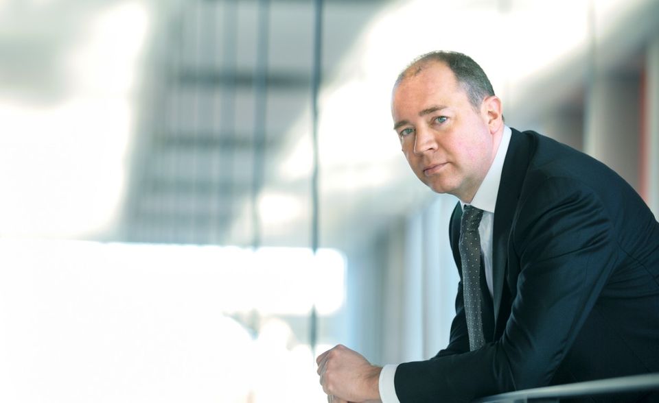 Ralph Dommermuth ist Vorstandsvorsitzender des Internet-Anbieters United Internet. Zu dem Konzern gehören unter anderem die bekannten Marken 1&1, GMX und Web.de. Der Ausbau des 5G-Netzes ist ihm ein wichtiges Anliegen. Der CEO plant den Aufbau eines eigenen Highspeed-Mobilfunknetzes.