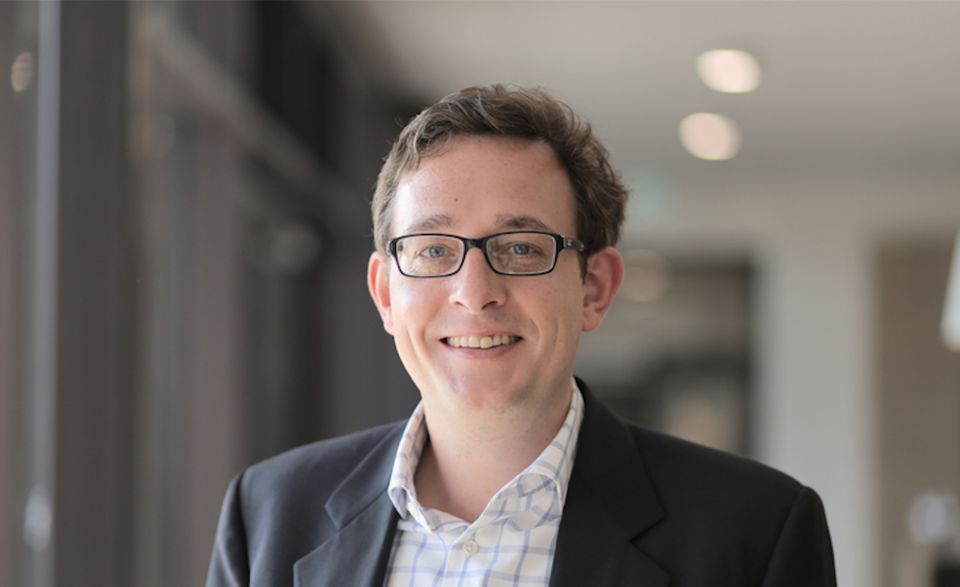 Blockchain und Bitcoins sind sein Gebiet: Philipp Sandner ist Leiter des Frankfurt School Blockchain Centers, wo er und andere Forscher die Blockchain-Technologie für Unternehmen und Wirtschaft analysiert. Außerdem ist er Start-up-Gründer und kennt dadurch die Schwierigkeiten des Gründungsprozesses.