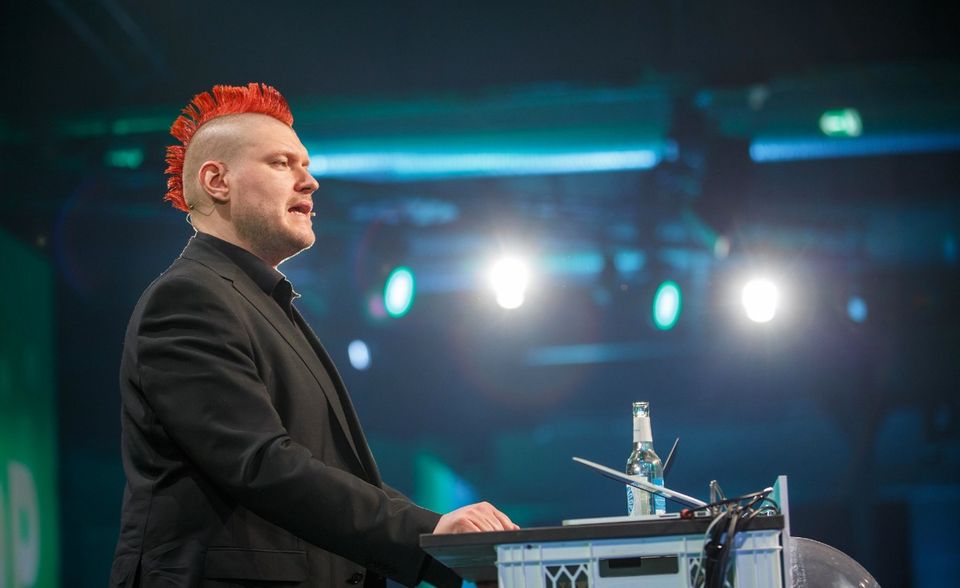 Der Mann mit der roten Irokesenfrisur dürfte hinlänglich bekannt sein: Als Blogger kommentierte er einst gesellschaftliche Trends und Entwicklungen. Mittlerweile schreibt er eine Kolumne für Spiegel Online, ist gefragter Gast in Talk-Shows und ist eine der ersten Anlaufstellen bei Belangen des Web 2.0. Oft wird er als „Internetexperte“ oder „Klasssensprecher des Internets“ betitelt.