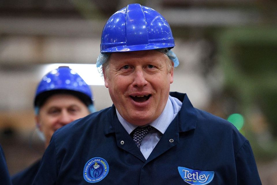 Premierminister Johnson beim Besuch einer Teefabrik