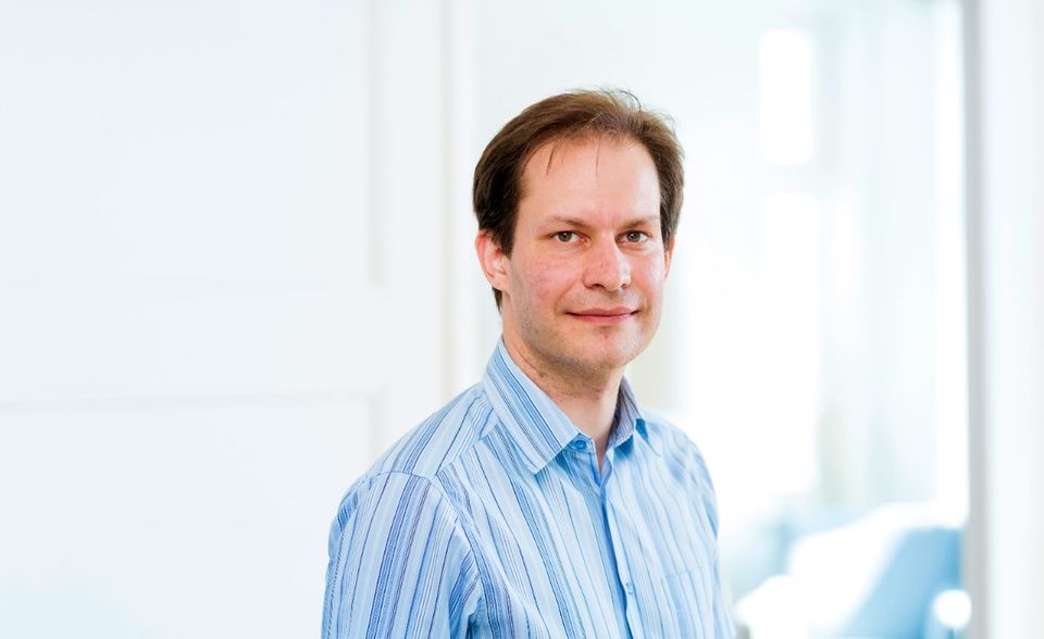 Björn Scheuermann ist Forschungsdirektor am Alexander von Humboldt Institut für Internet und Gesellschaft. Er forscht unter anderem zu Fragen von Privacy und Datenschutz und der gesellschaftlichen Dimension von IT-Sicherheit.