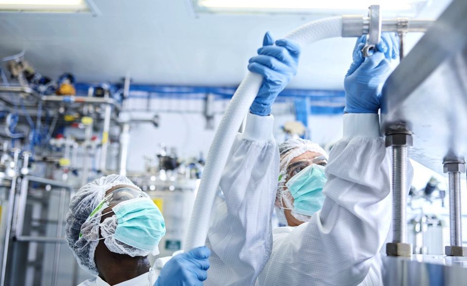Das durchschnittliche Weihnachtsgeld in der Chemiebranche lag 2018 bei 4728 Euro. Nahezu jeder Tarifbeschäftigte (98,7 Prozent) konnte sich darüber freuen.