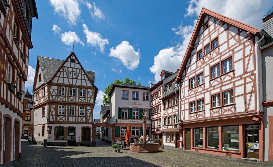 Rheinland-Pfalz belegt mit einem durchschnittlichen Hebesatz von 383 Punkten (plus 2,5 Punkte) Platz acht. In sechs Kommunen des Bundeslandes belief sich der Hebesatz sogar auf null Punkte. Zum Vergleich: Beim deutschlandweiten Spitzenreiter waren es 1050 Punkte.